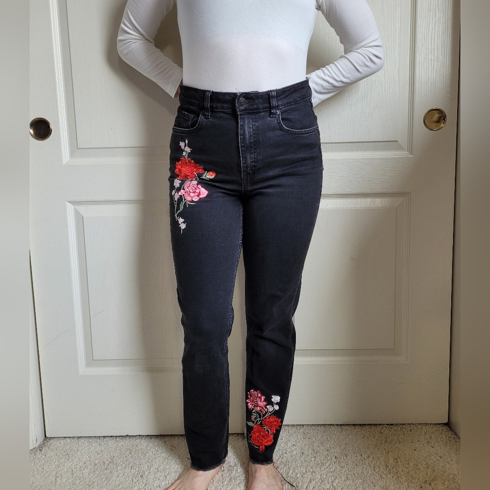 H&M Divided Embroidered Rose Black High-Waisted Jeans